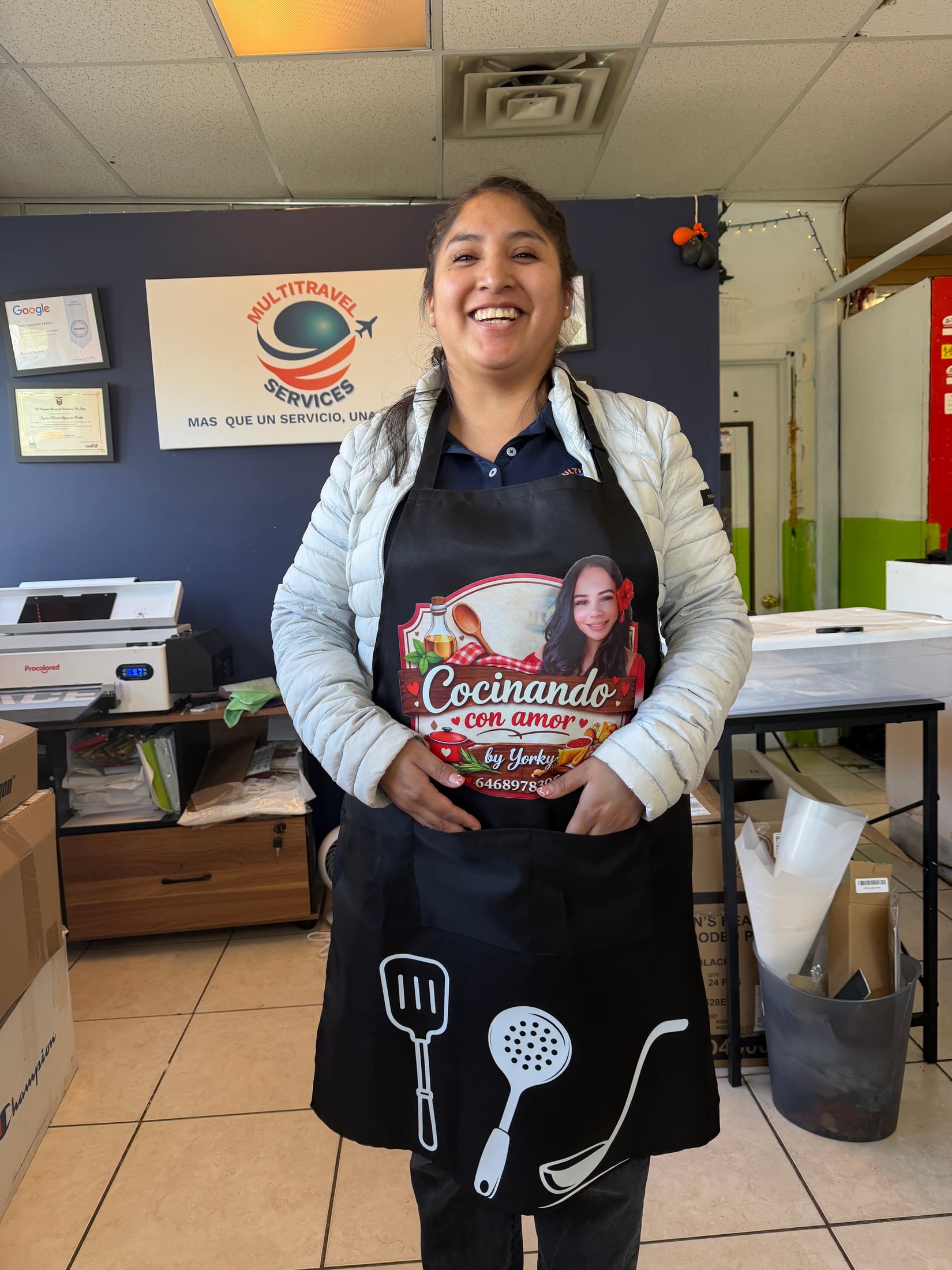Cliente local mostrando un producto personalizado por DG RISE