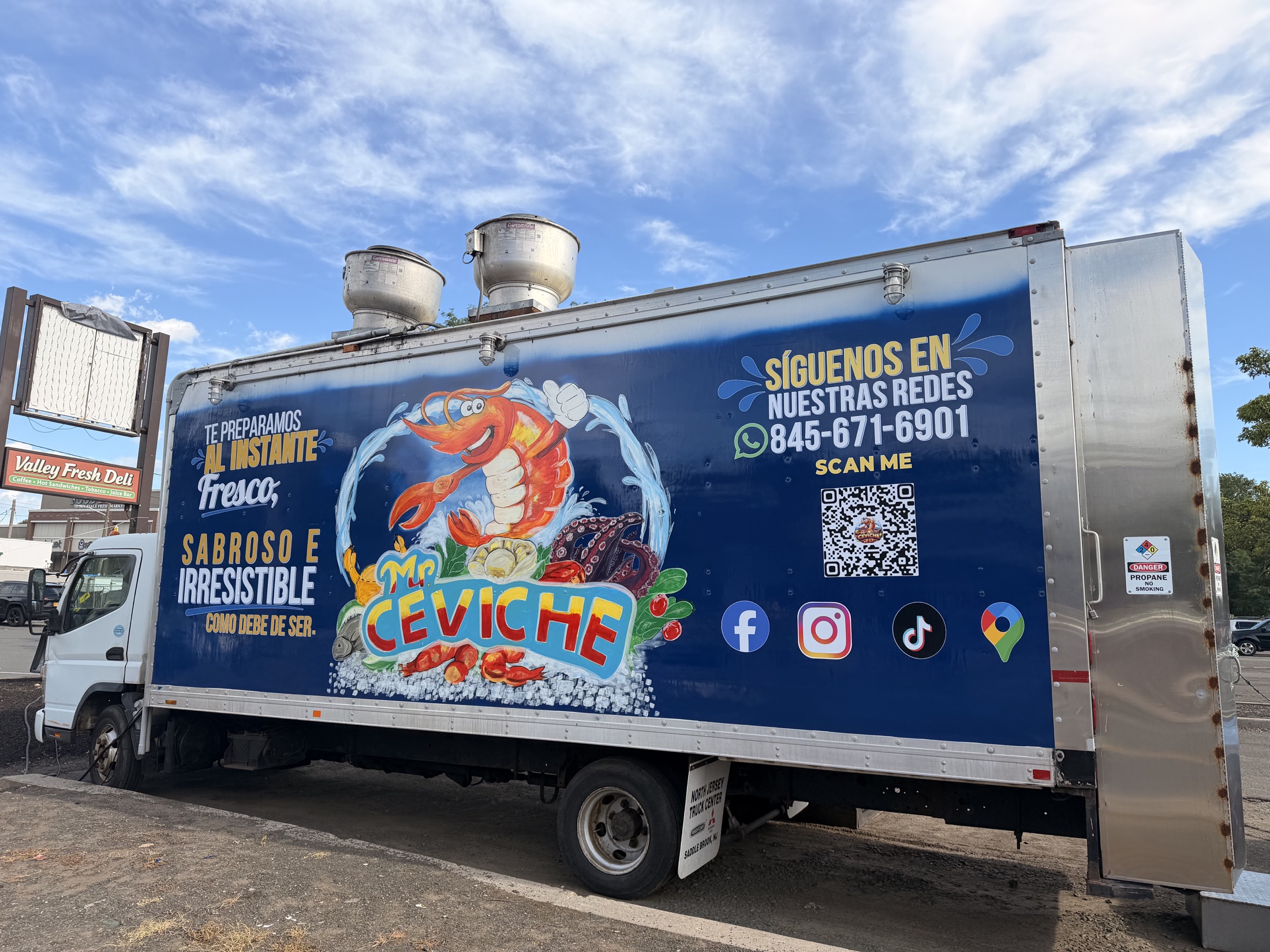 Food truck con gráficos impresos instalados por DG RISE